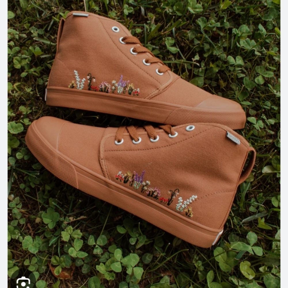 Bangs brand embroidered flower camel color canvas high top tennis shoes deep mem